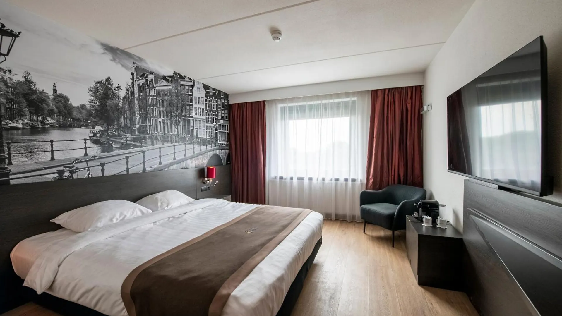 Waar te Verblijven bij OBA Amsterdam: 4 Hotels Vergeleken