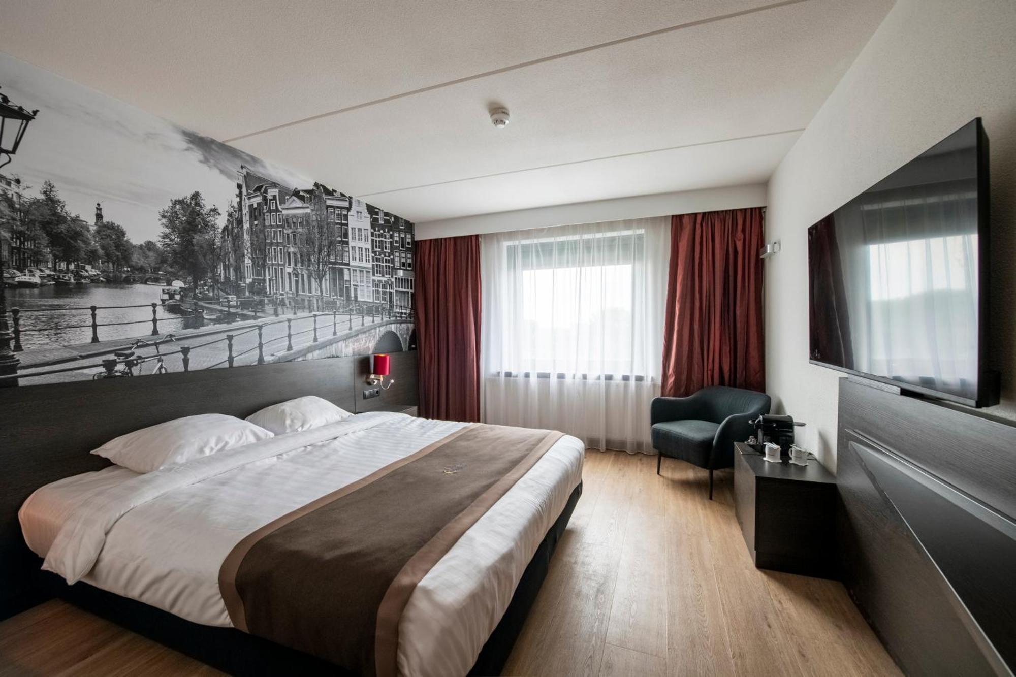 Waar te Verblijven bij OBA Amsterdam: 4 Hotels Vergeleken